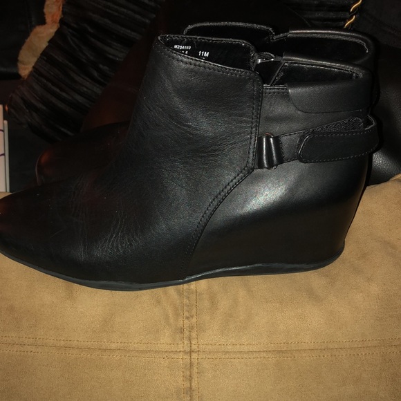 ME TOO HARP BLACK LEATHER WEDGE ANKLE BOOTS SZ. 11 - Picture 3 of 9